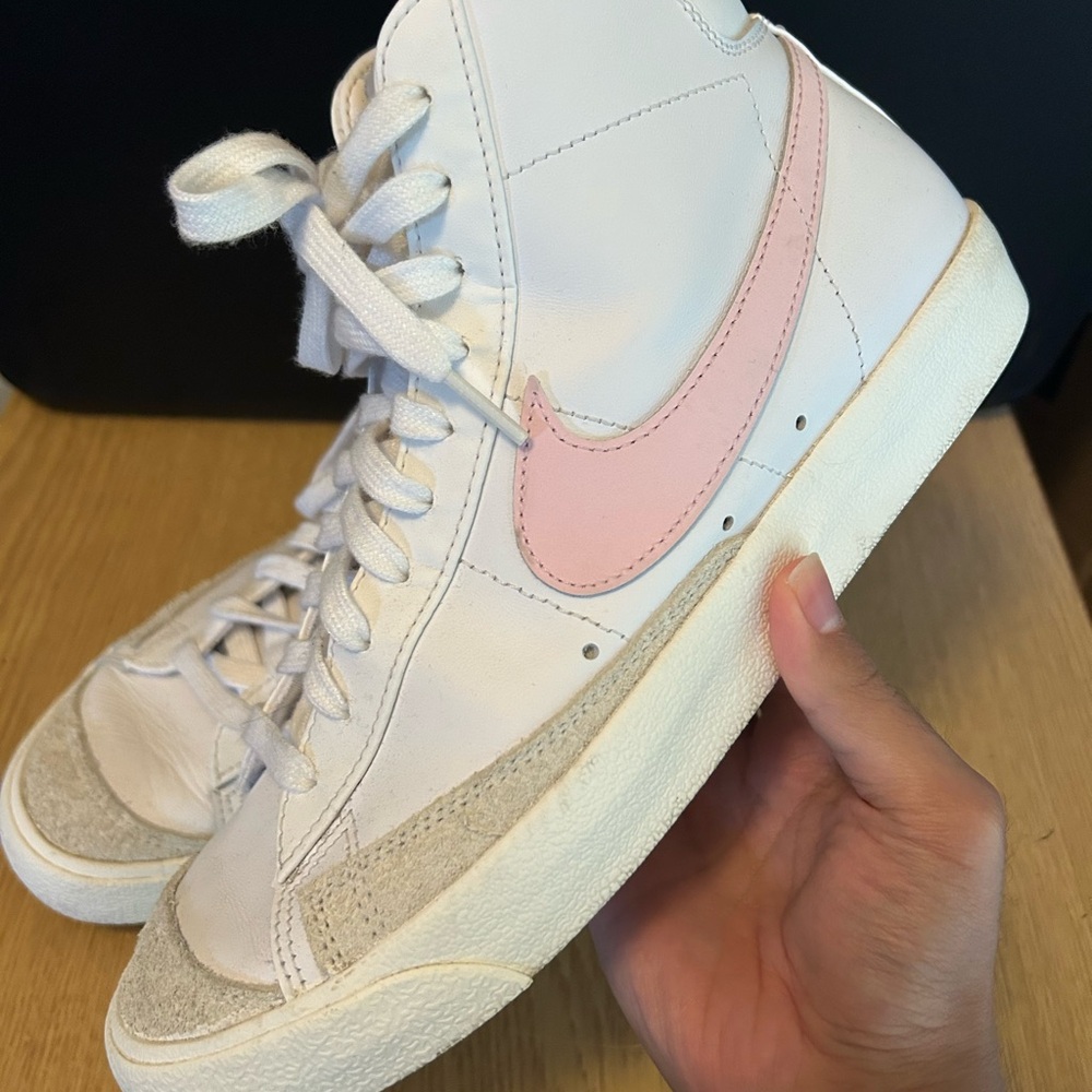 Nike Blazer Mid '77 Vintage Sneakers - White and Pink - Picture 2 of 4